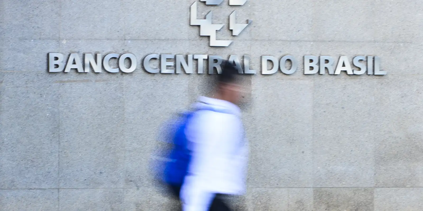 BC aponta juros de 64% ao ano no crédito às famílias