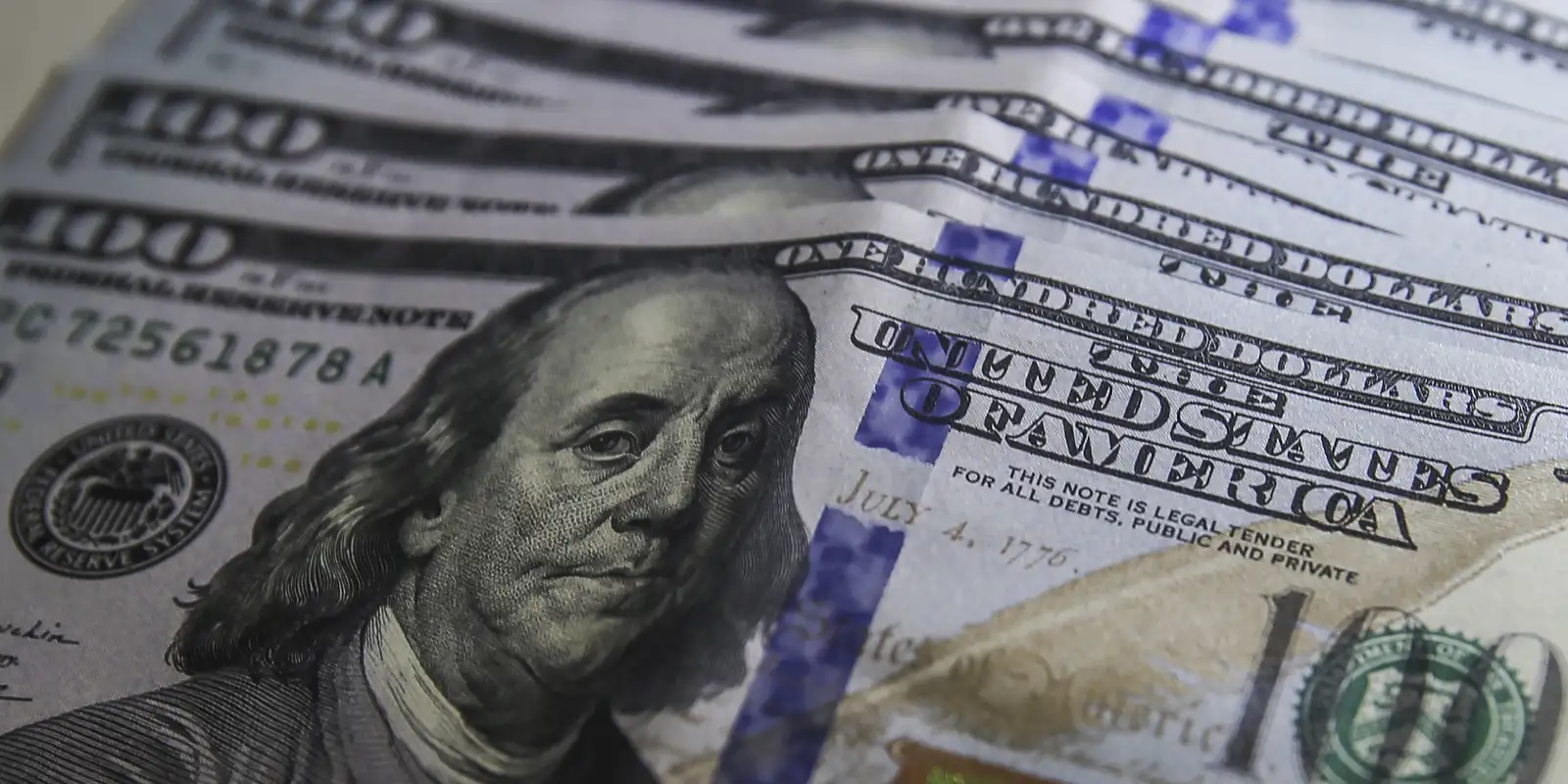Dólar cai a R$5,10 após decisão do Fed; petróleo sobe com tensão