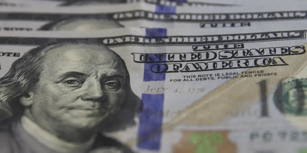 Dólar cai ao menor nível desde junho com alta do petróleo