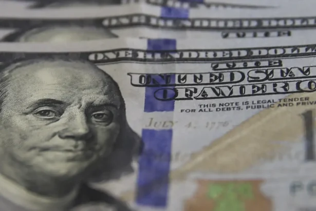 Dólar cai ao menor nível desde junho com alta do petróleo