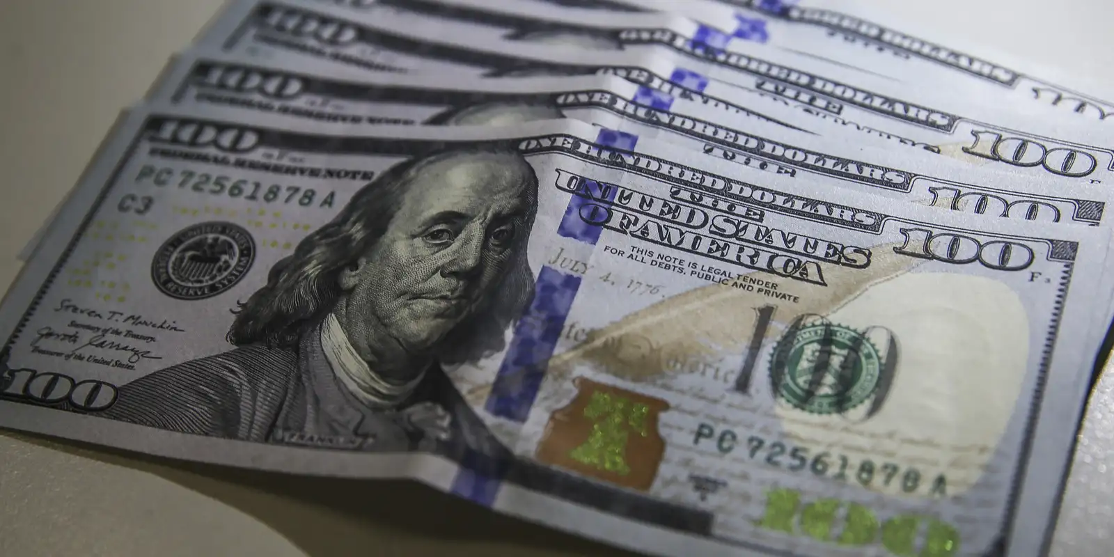 Dólar recua a R$ 5,08 enquanto mercado reage a tarifas dos EUA