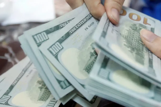 Dólar sobe a R$5,113 após queda do petróleo e alívio geopolítico