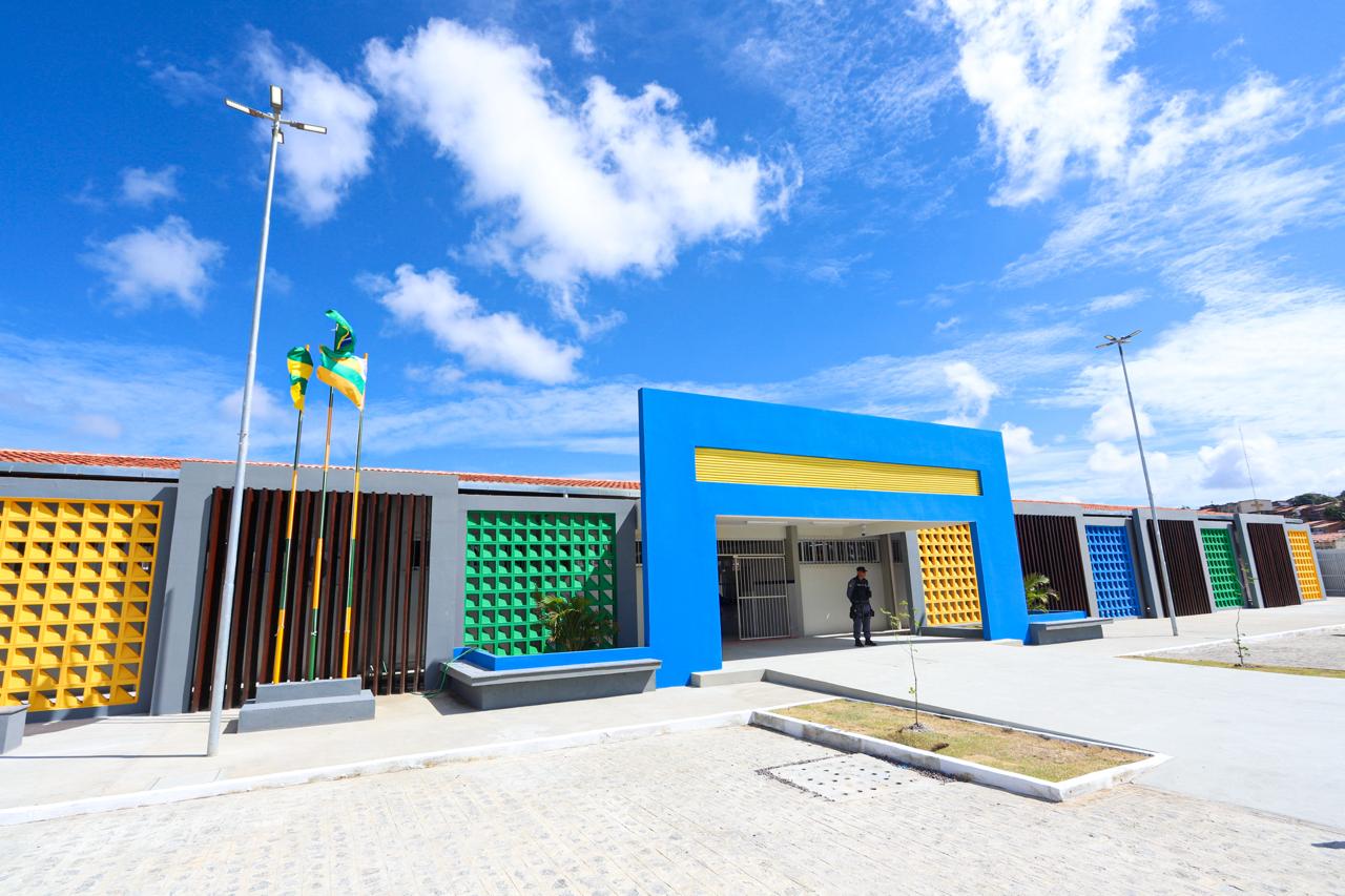 Fachada de escola estadual nova em Sergipe