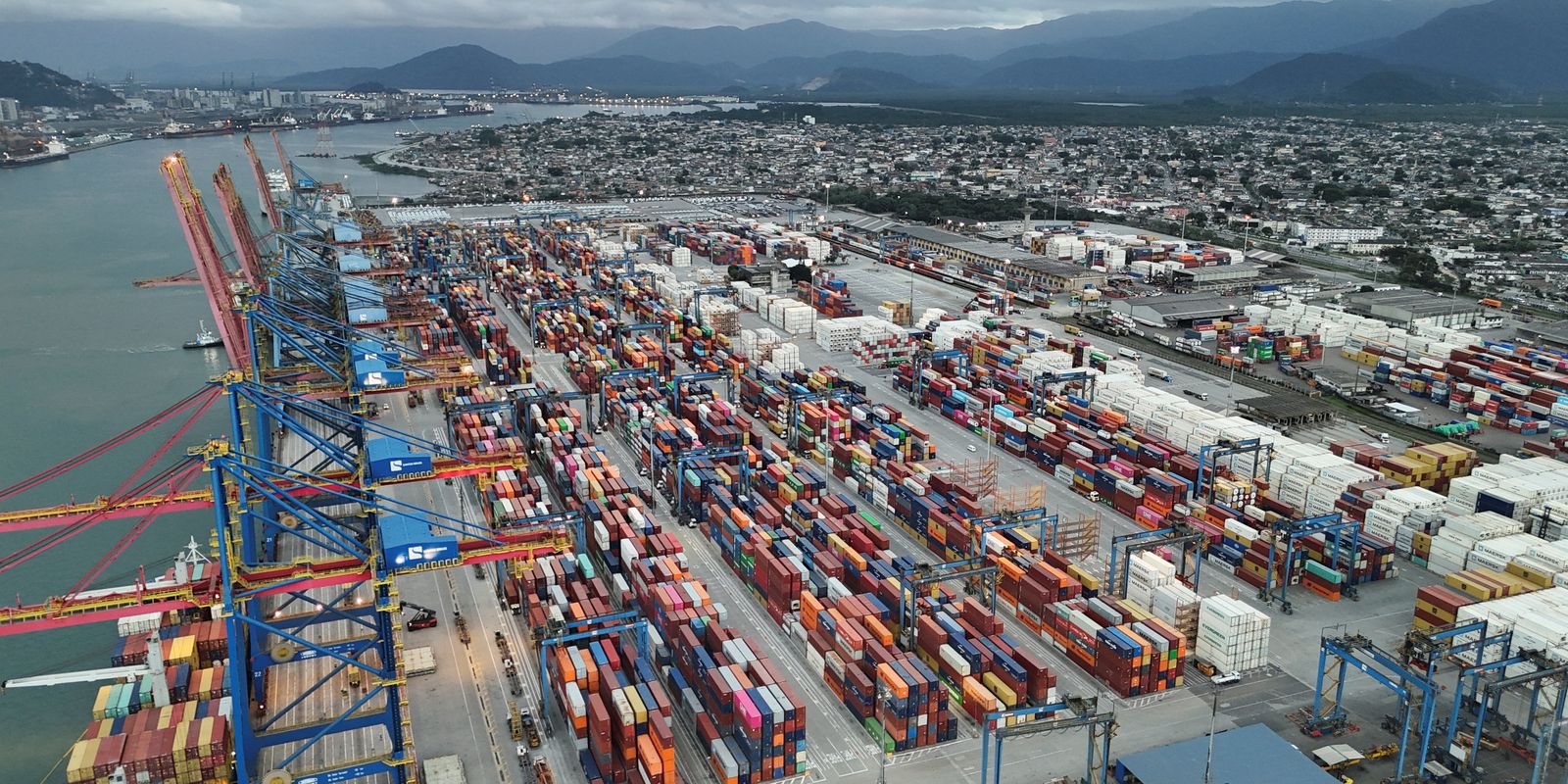 Exportações batem recorde e reduzem déficit externo para US$ 2,3 bi