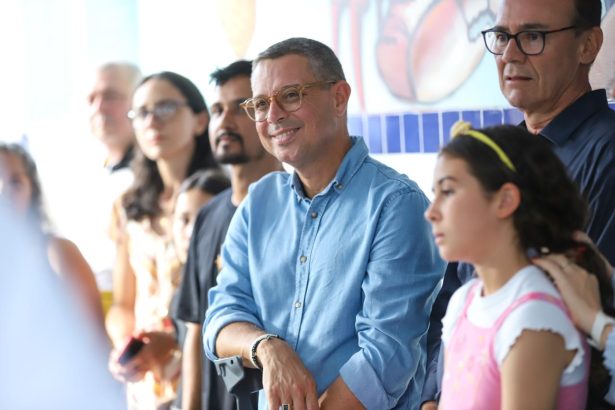 Governador Fábio Mitidieri com estudantes da rede estadual de Sergipe