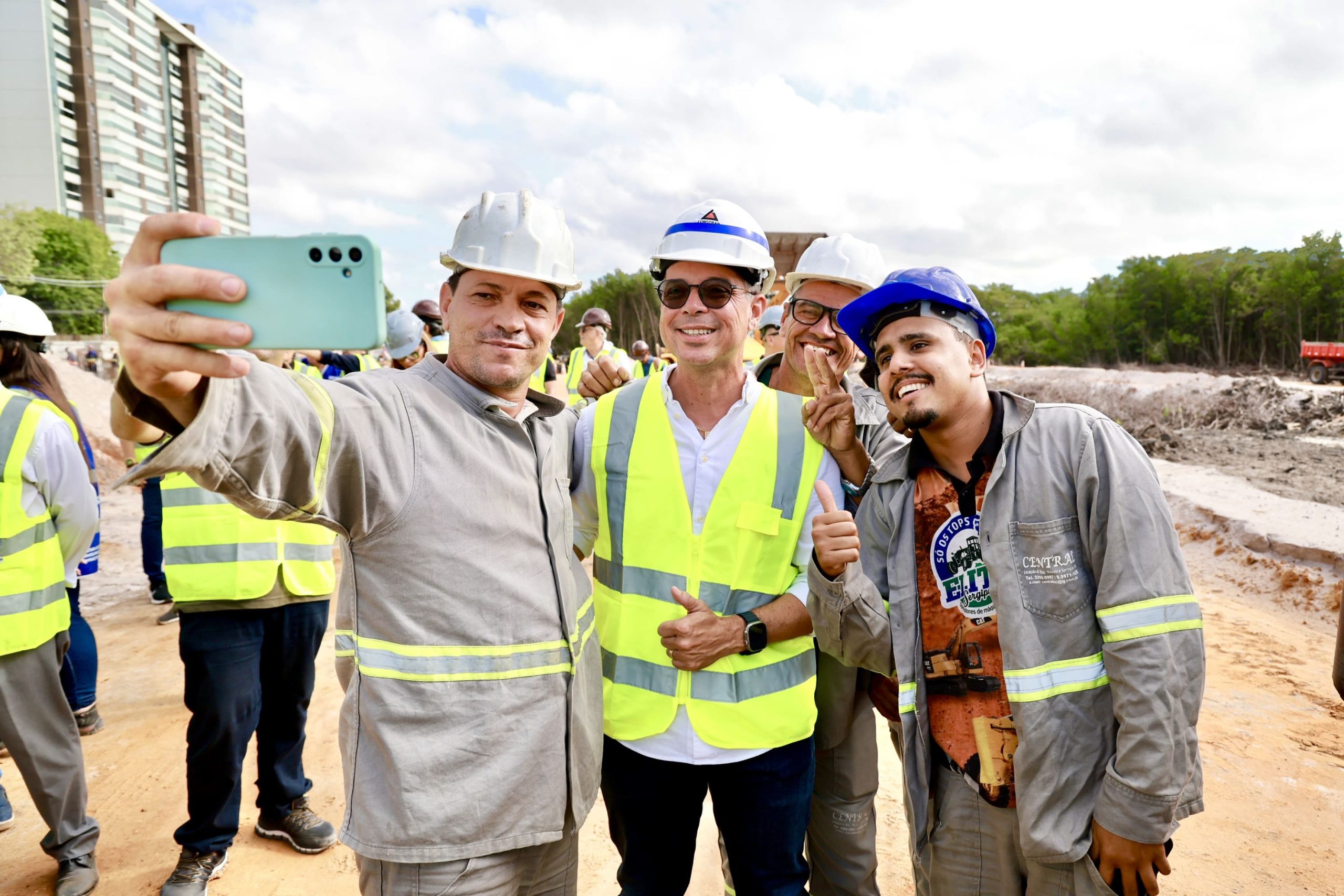 Governador Fábio Mitidieri com trabalhadores em obra de infraestrutura em Sergipe