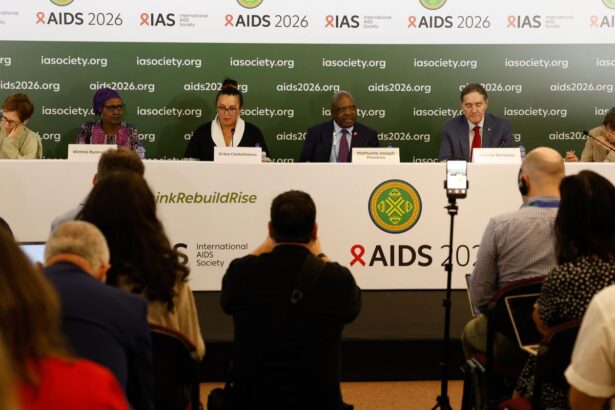 HIV: Infecções e mortes caem ao menor nível, mas cortes ameaçam avanços