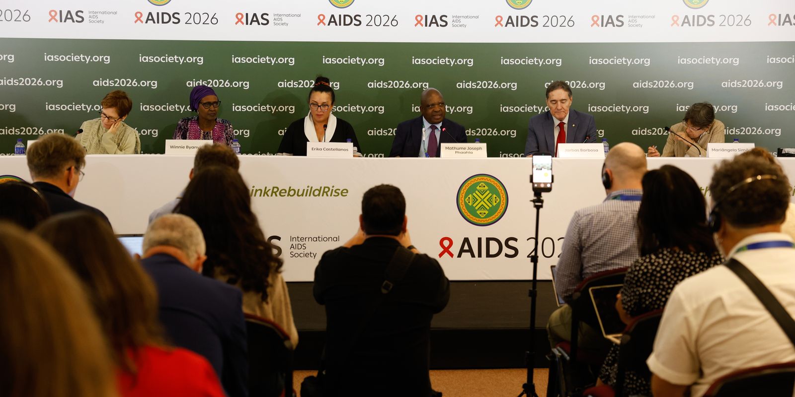 HIV: Infecções e mortes caem ao menor nível, mas cortes ameaçam avanços