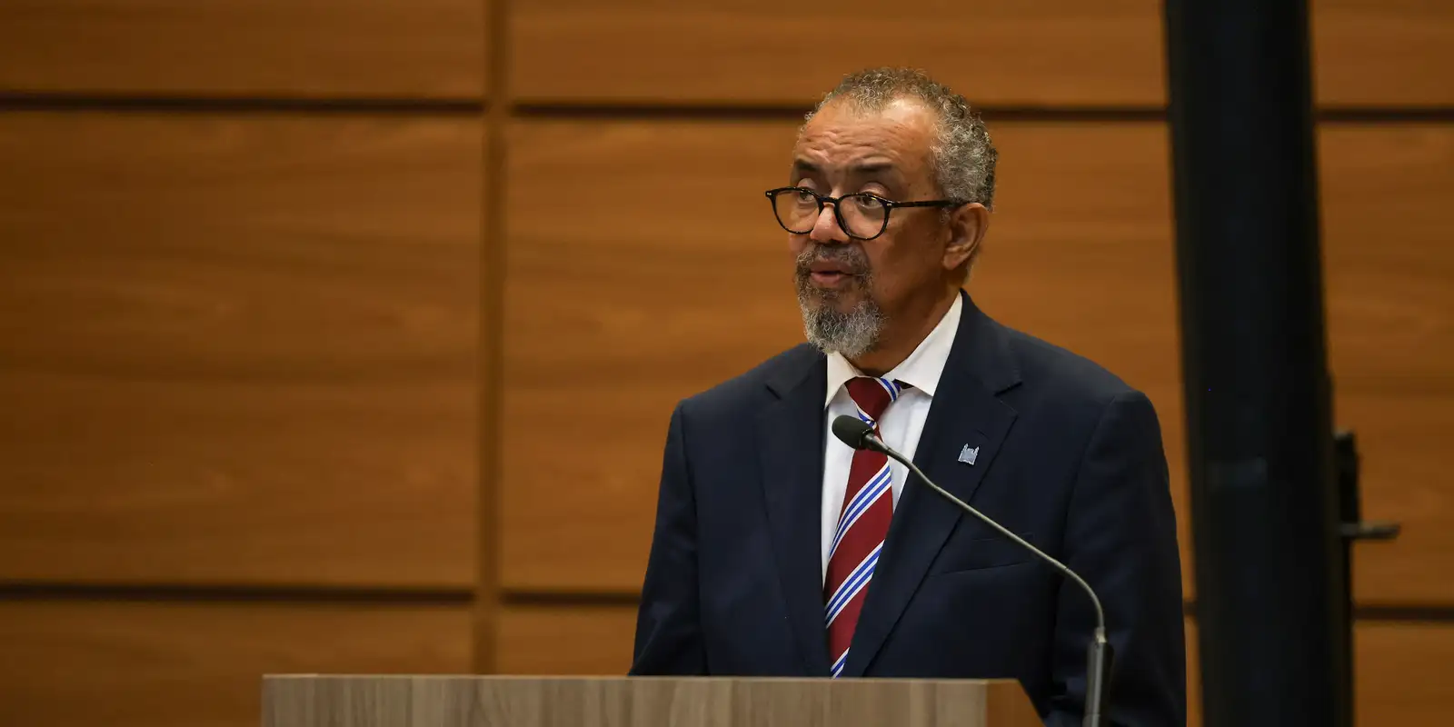 OMS afirma risco baixo de ebola se espalhar além da RDC e Uganda