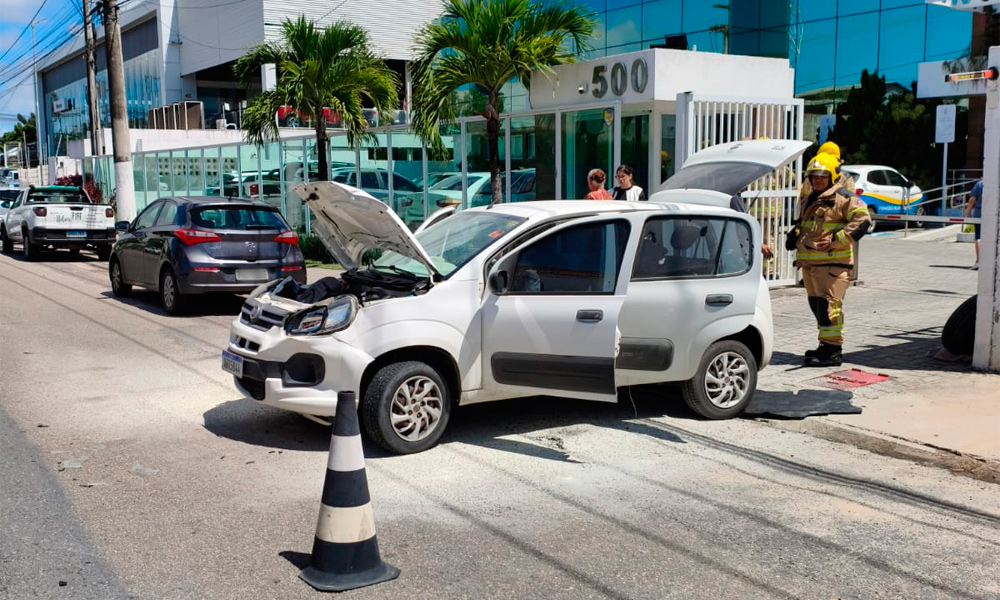 Batida em Av. Antônio Carlos Leite Franco provoca princípio de incêndio