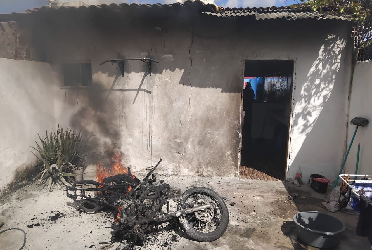 Bombeiros averiguam incêndio em motocicleta no Conjunto Piabeta