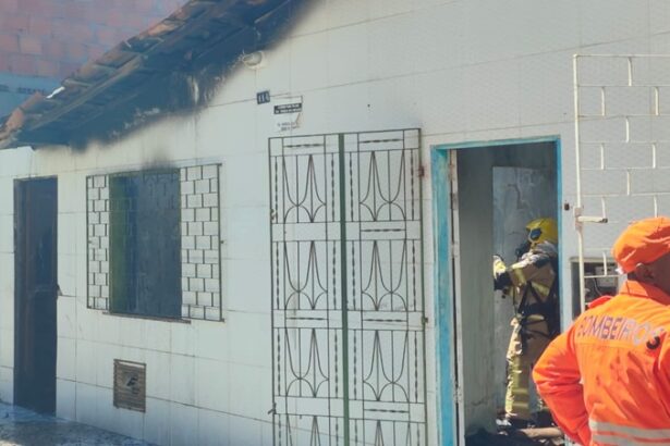 Bombeiros controlam incêndio em casa na Barra dos Coqueiros sem feridos