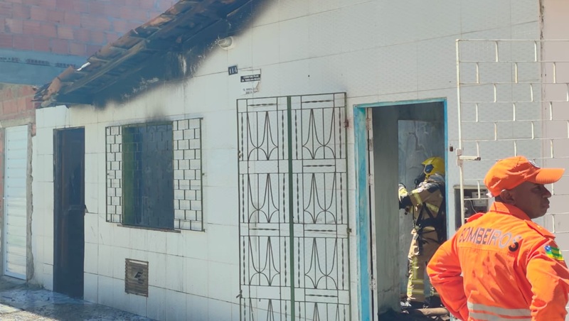 Bombeiros controlam incêndio em casa na Barra dos Coqueiros sem feridos