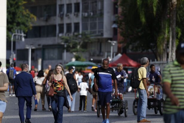 Brasil chega a 214,2 milhões; crescimento populacional desacelera