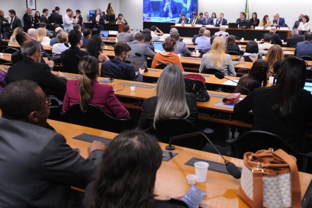 Câmara instala comissão para votar PEC que reduz maioridade penal