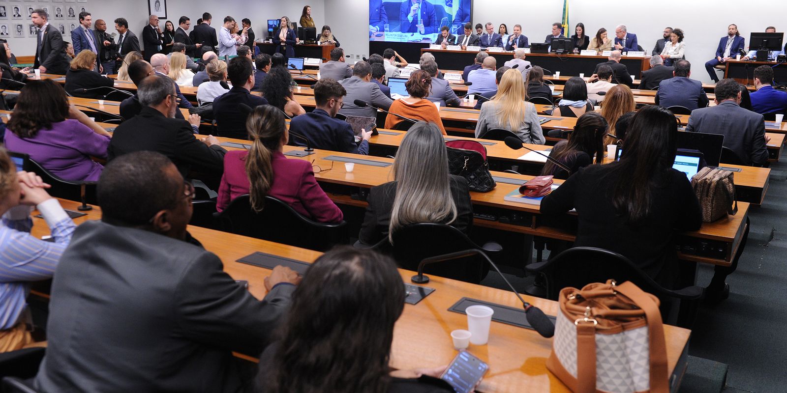 Câmara instala comissão para votar PEC que reduz maioridade penal