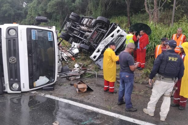 Caminhões perdem o controle na BR-101 em Rosário do Catete; um ferido