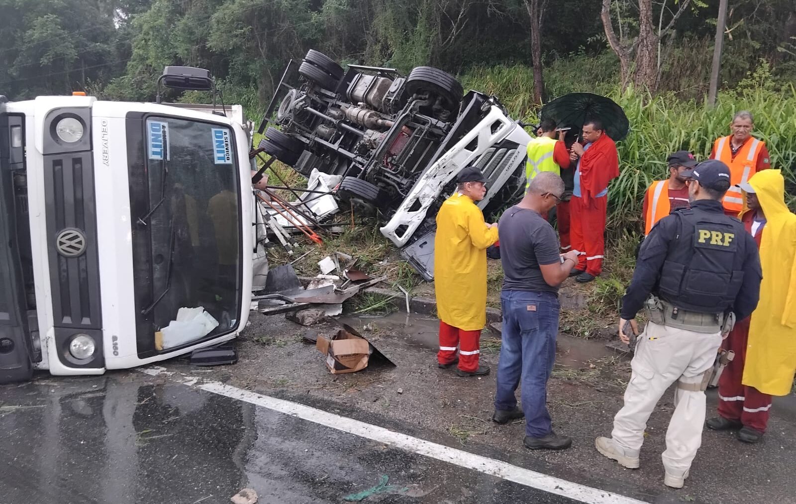 Caminhões perdem o controle na BR-101 em Rosário do Catete; um ferido