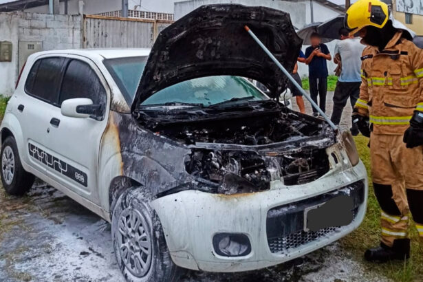 Carro pega fogo e causa fumaça na Avenida Industrial de Nossa Senhora do Socorro