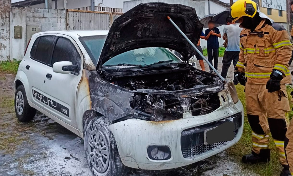 Carro pega fogo e causa fumaça na Avenida Industrial de Nossa Senhora do Socorro