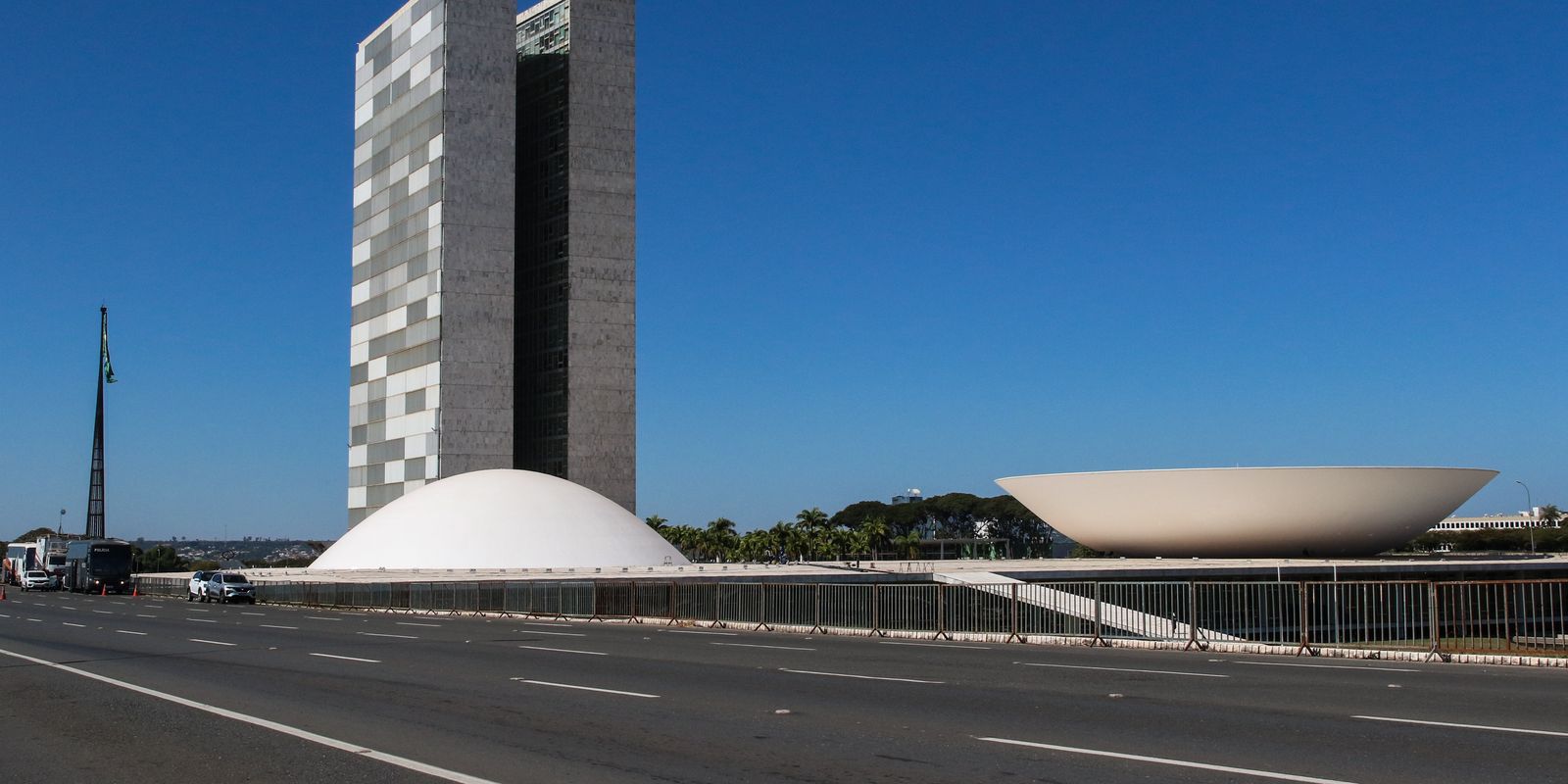 Comissão adia para 1º votação da MP que extingue 'taxa das blusinhas'