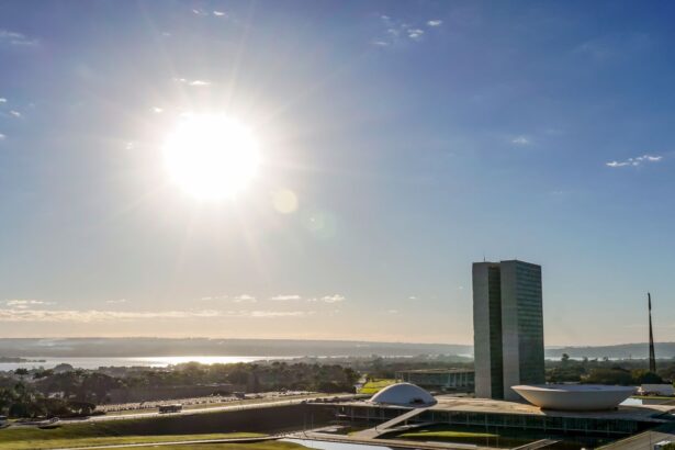 Congresso pode acabar com escala 6x1 e isentar 'taxa das blusinhas' esta semana