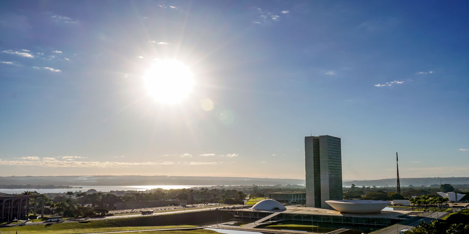 Congresso pode acabar com escala 6x1 e isentar 'taxa das blusinhas' esta semana