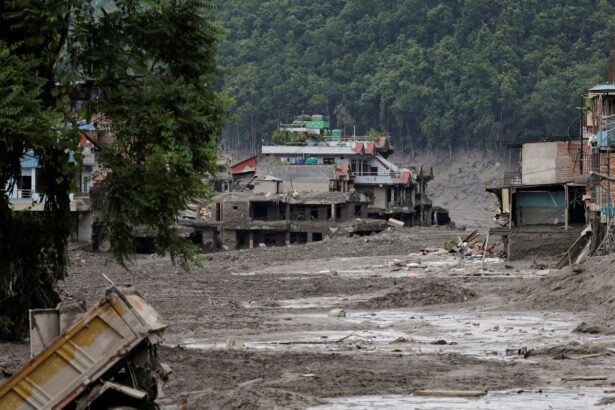 Deslizamentos e inundações provocam 157 mortes no Nepal e Tibete