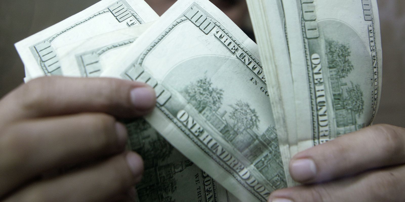 Dólar sobe e alcança R$ 5,196 após tom mais duro do Fed