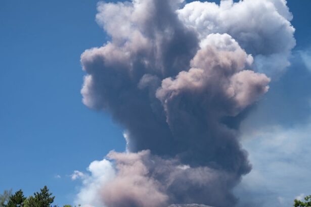 Erupção do Etna interrompe voos e fecha aeroporto de Catânia