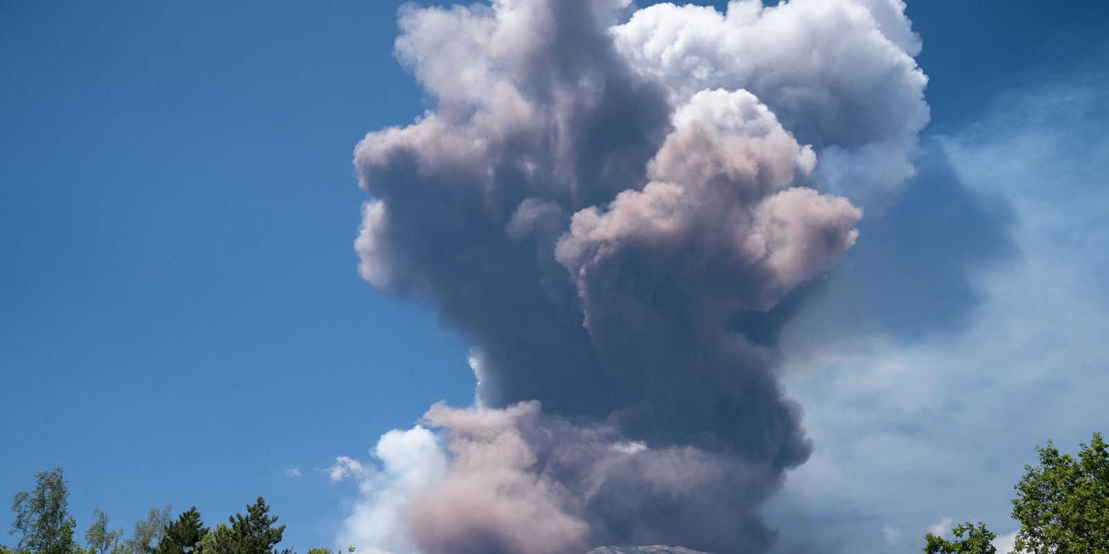 Erupção do Etna interrompe voos e fecha aeroporto de Catânia