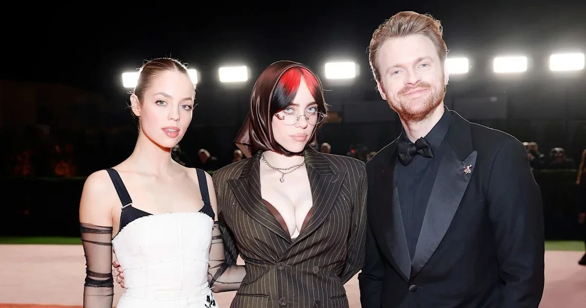 Finneas se casa com Claudia Sulewski em cerimônia conduzida por Billie Eilish