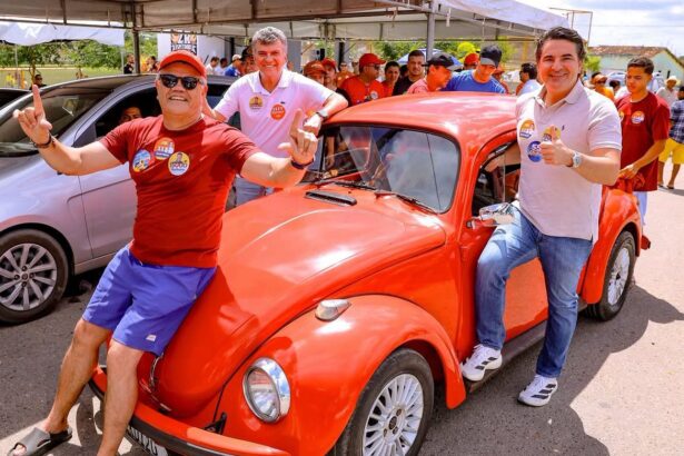 Deputado federal Gustinho Ribeiro durante adesivaço em Arauá