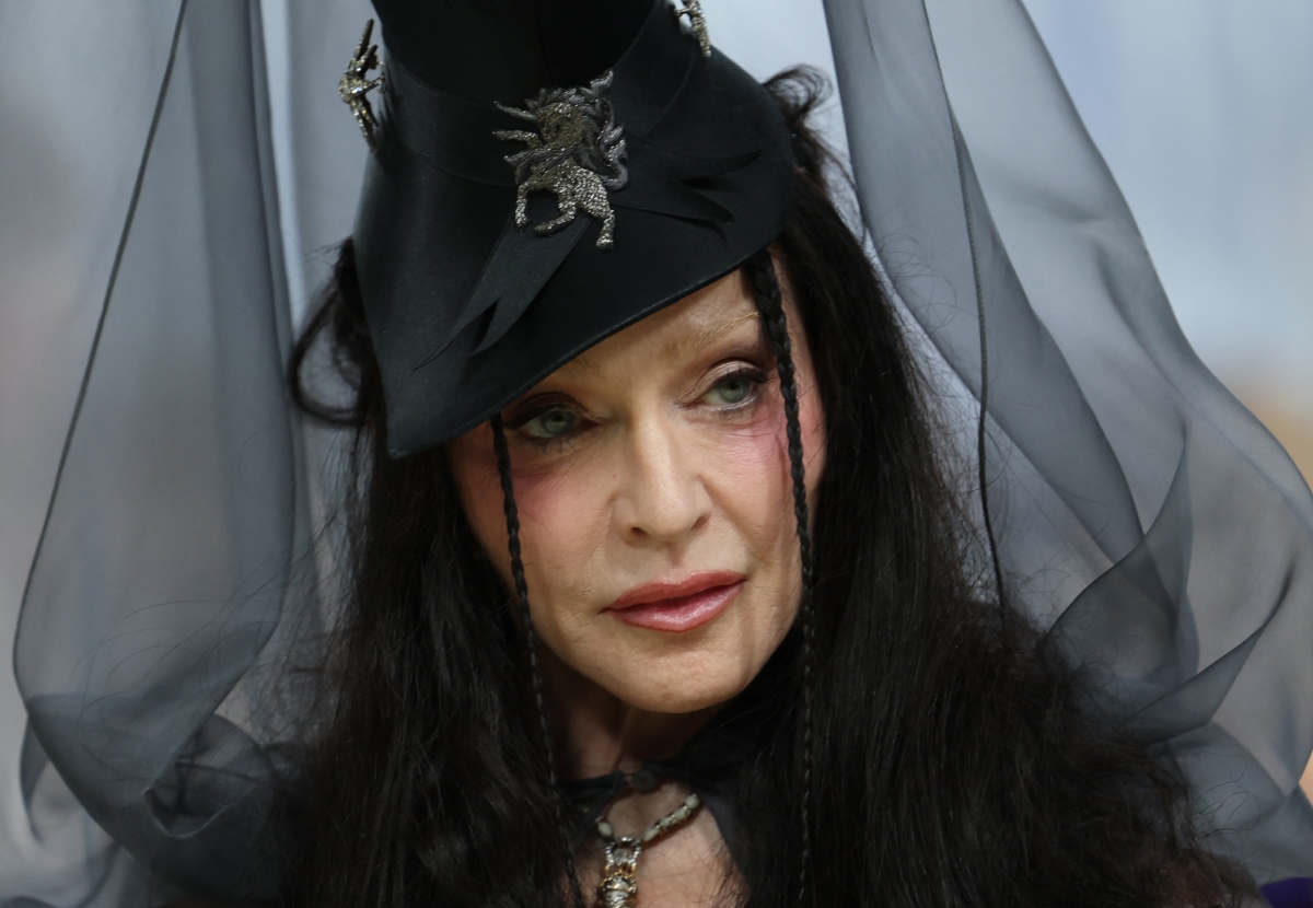 Galliano retira homenagem no Met Gala 2027 após reação a ofensas raciais