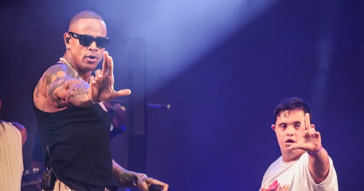 Léo Santana chama fã Dudu com síndrome de Down ao palco para dançar