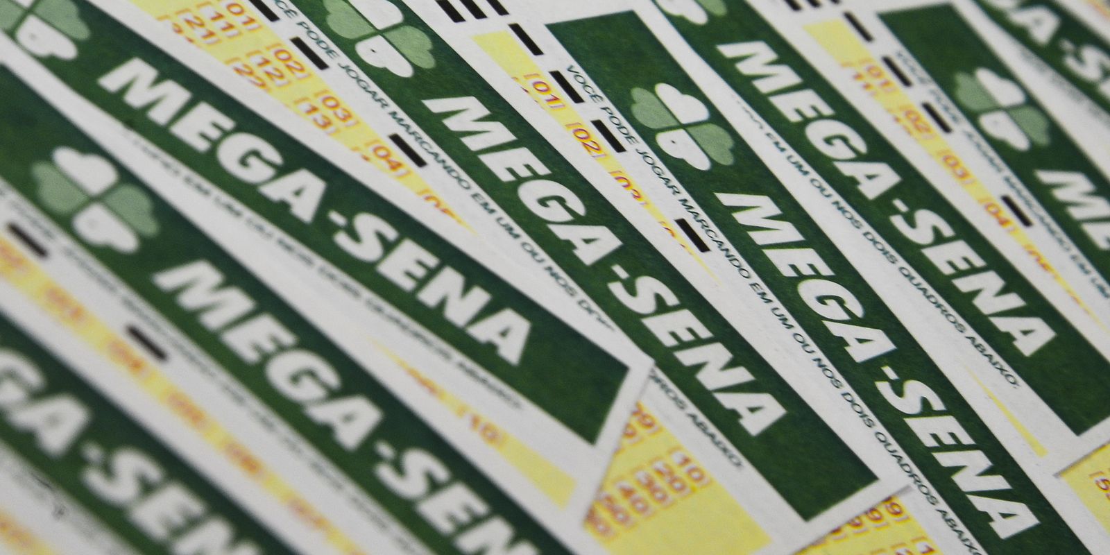 Mega-Sena acumula e sobe para R$ 165 milhões; confira os números