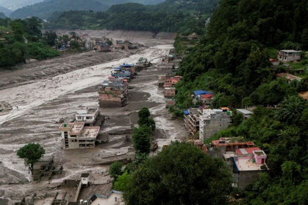 Nepal instala vigilância após transbordamento de lago e alerta para cheias