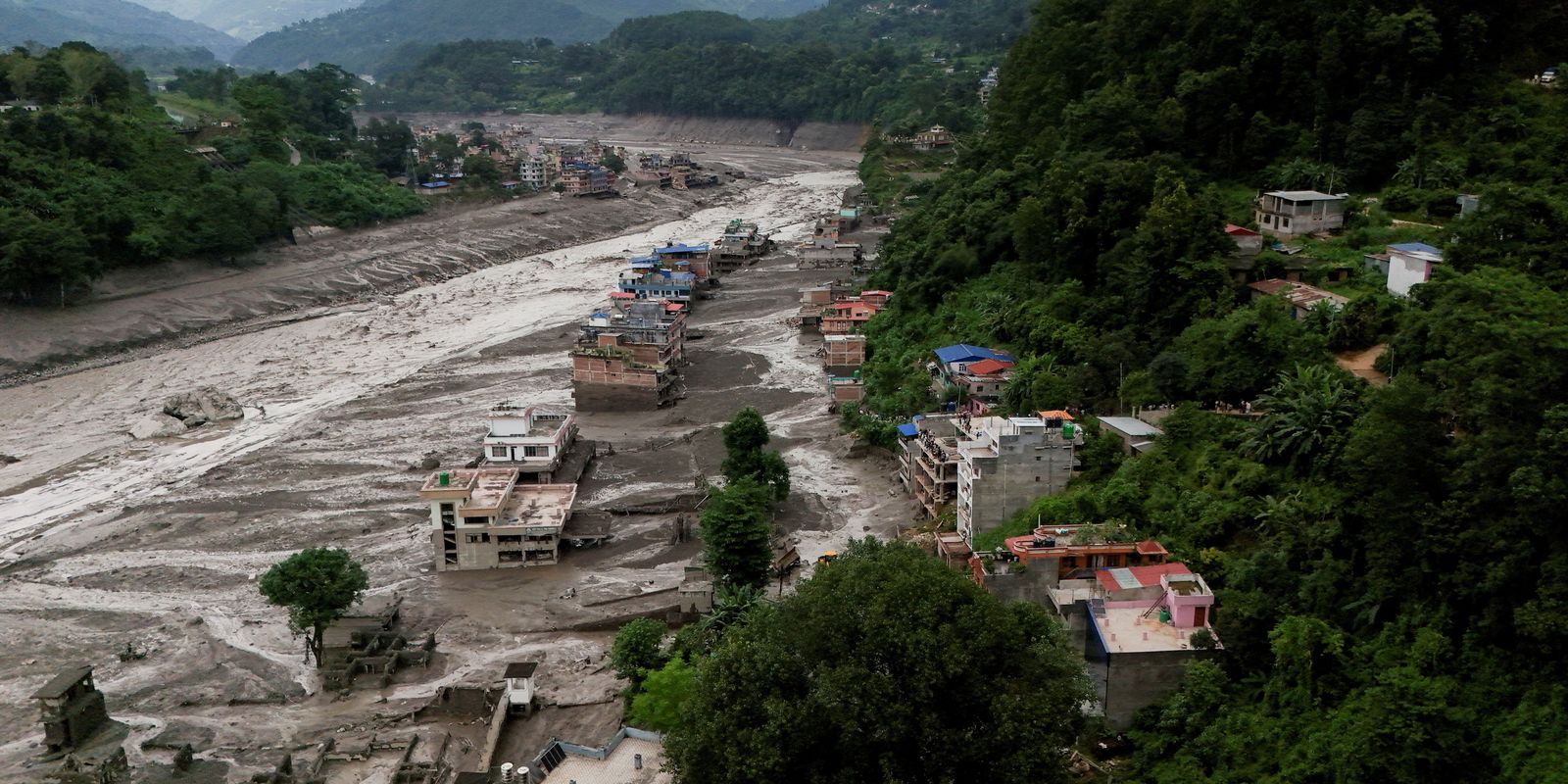 Nepal instala vigilância após transbordamento de lago e alerta para cheias