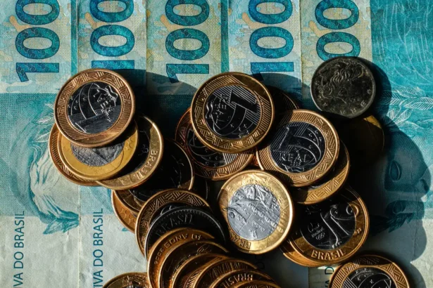 Orçamento 2027 eleva salário mínimo para R$ 1.741
