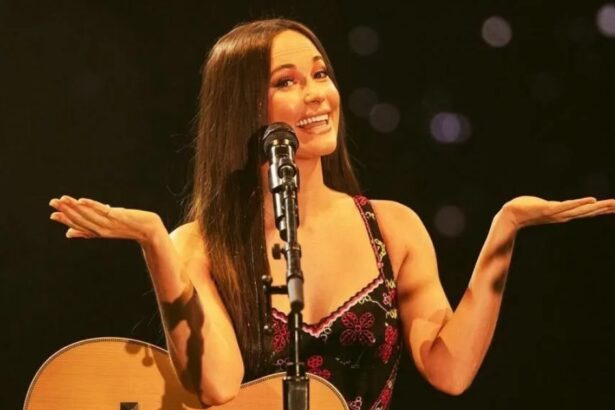 Palco pega fogo durante show de Kacey Musgraves em Boston; cantora faz piada