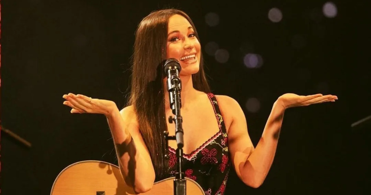 Palco pega fogo durante show de Kacey Musgraves em Boston; cantora faz piada