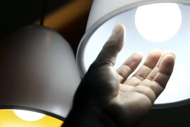 Prévia da inflação de agosto recua 0,40% com queda em alimentos e luz