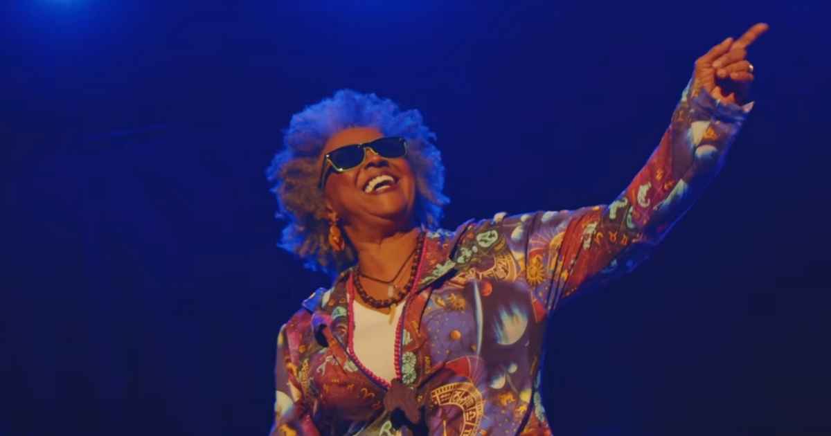 Sandra Sá lança EP 'Indo pra Dentro' e clipe de 'Sou Tão Feliz' aos 71
