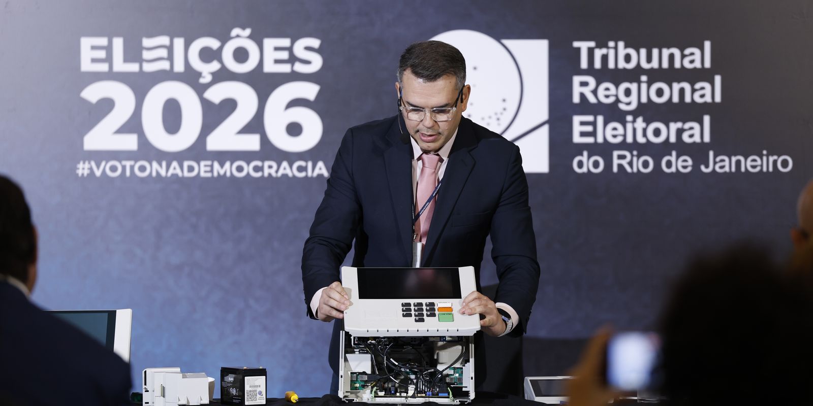 TRE-RJ desmonta urna eletrônica e explica segurança do voto