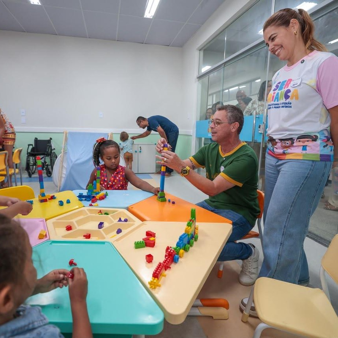 Governador Fábio Mitidieri brinca com crianças em creche do programa Ameei