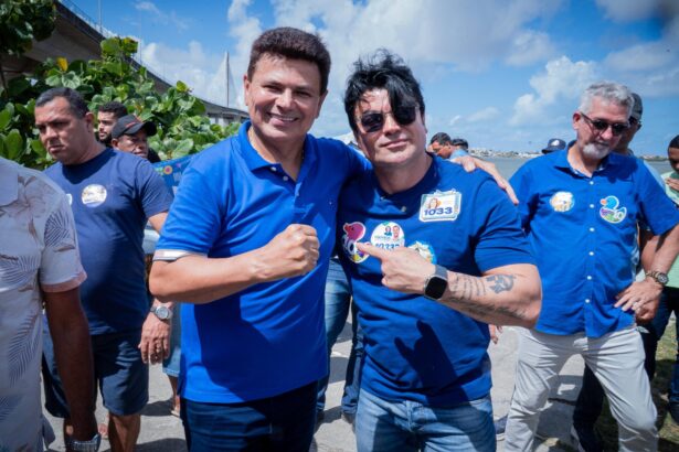 O candidato ao Senado delegado André David ao lado de Valmir de Francisquinho