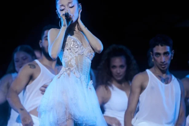 Ariana Grande encerra residência em Londres e anuncia pausa dos palcos