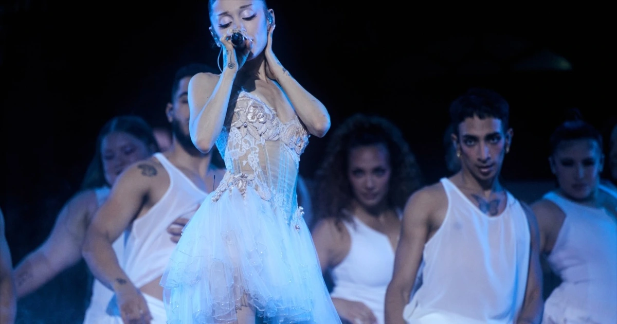 Ariana Grande encerra residência em Londres e anuncia pausa dos palcos