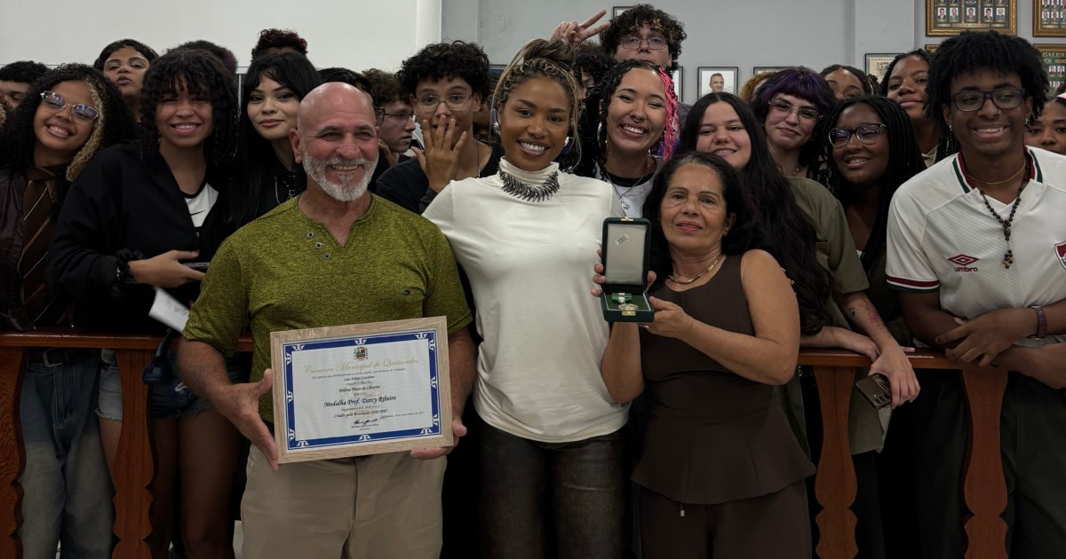 Câmara de Queimados homenageia Ebony com Medalha Professor Darcy Ribeiro