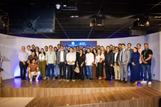 Grupo de empresários e autoridades reunidos em palco durante evento de apresentação da Câmara Sergipe-Israel, na CDL Aracaju